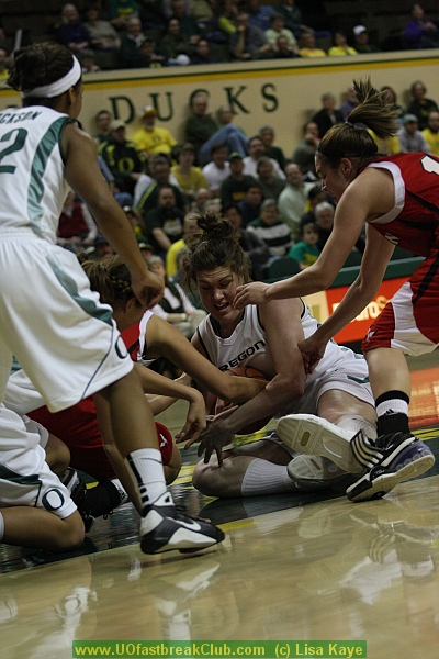 Ellyce Ironmonger gets the jump ball call.